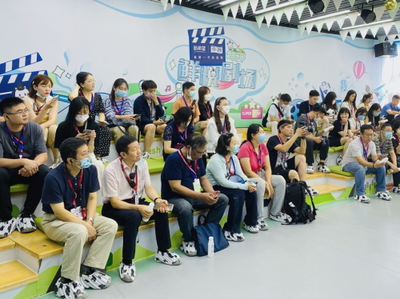 两岸记者团参观新华西乳业工厂 见证科技乳品智造